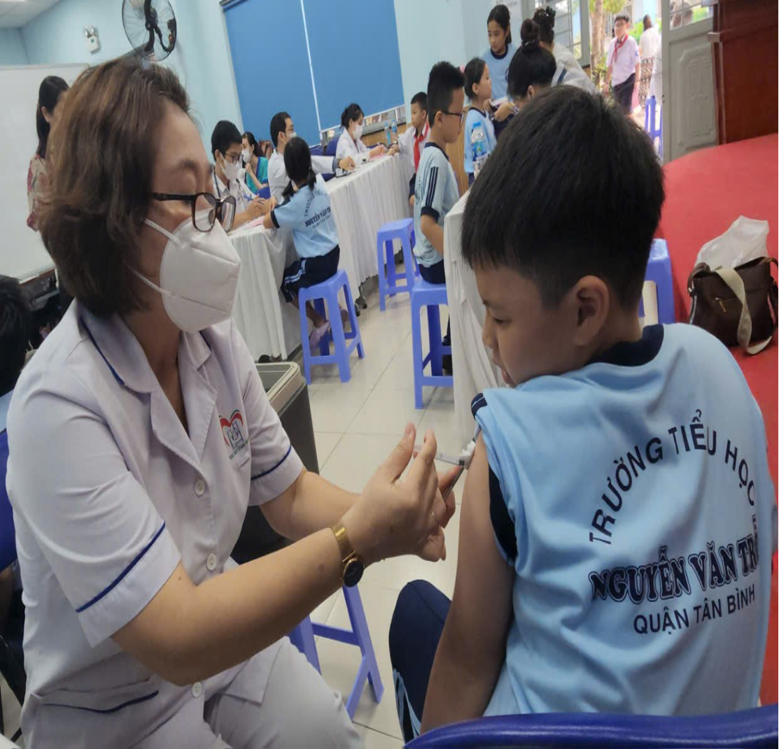 QUẬN TÂN BÌNH ĐẨY NHANH TIẾN ĐỘ TIÊM VẮC XIN PHÒNG, CHỐNG DỊCH SỞI TẠI TRƯỜNG HỌC