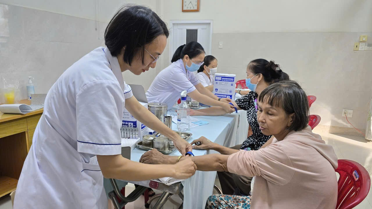 PHƯỜNG TÂN SƠN NHẤT TIẾP TỤC TRIỂN KHAI KHÁM SỨC KHỎE NGƯỜI CAO TUỔI NĂM 2025