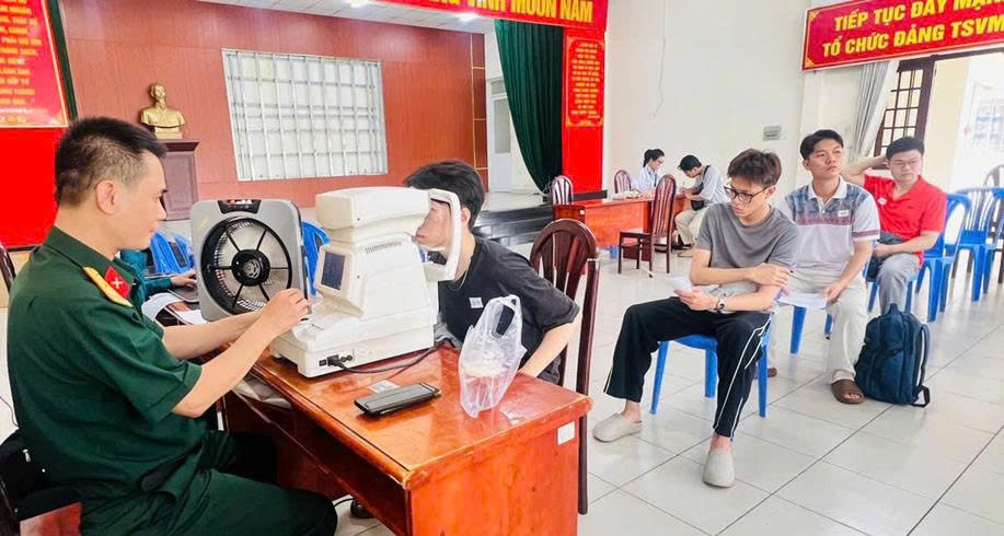 PHƯỜNG TÂN SƠN TỔ CHỨC KHÁM SƠ TUYỂN NGHĨA VỤ QUÂN SỰ NĂM 2026