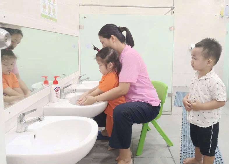 PHƯỜNG TÂN BÌNH GIÁM SÁT CÔNG TÁC PHÒNG, CHỐNG DỊCH BỆNH TAY CHÂN MIỆNG TẠI TRƯỜNG MẦM NON 13
