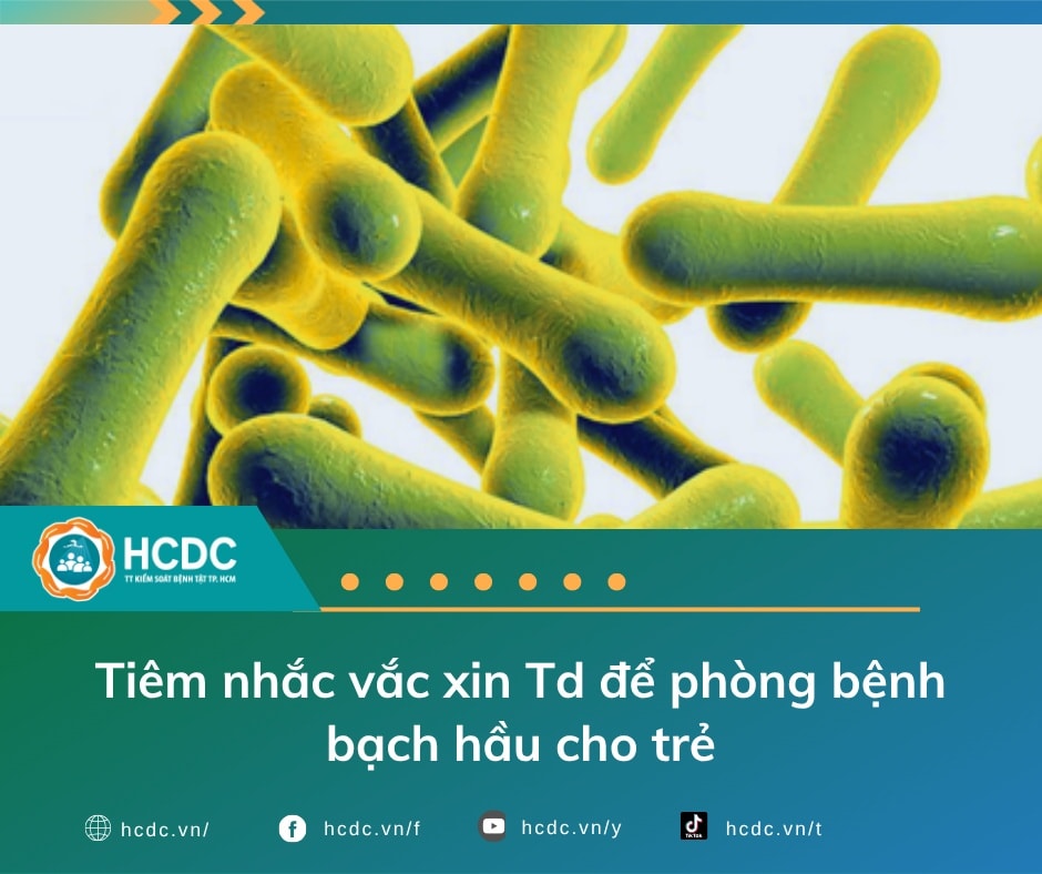 Tiêm nhắc vắc xin Td để phòng bệnh bạch hầu cho trẻ