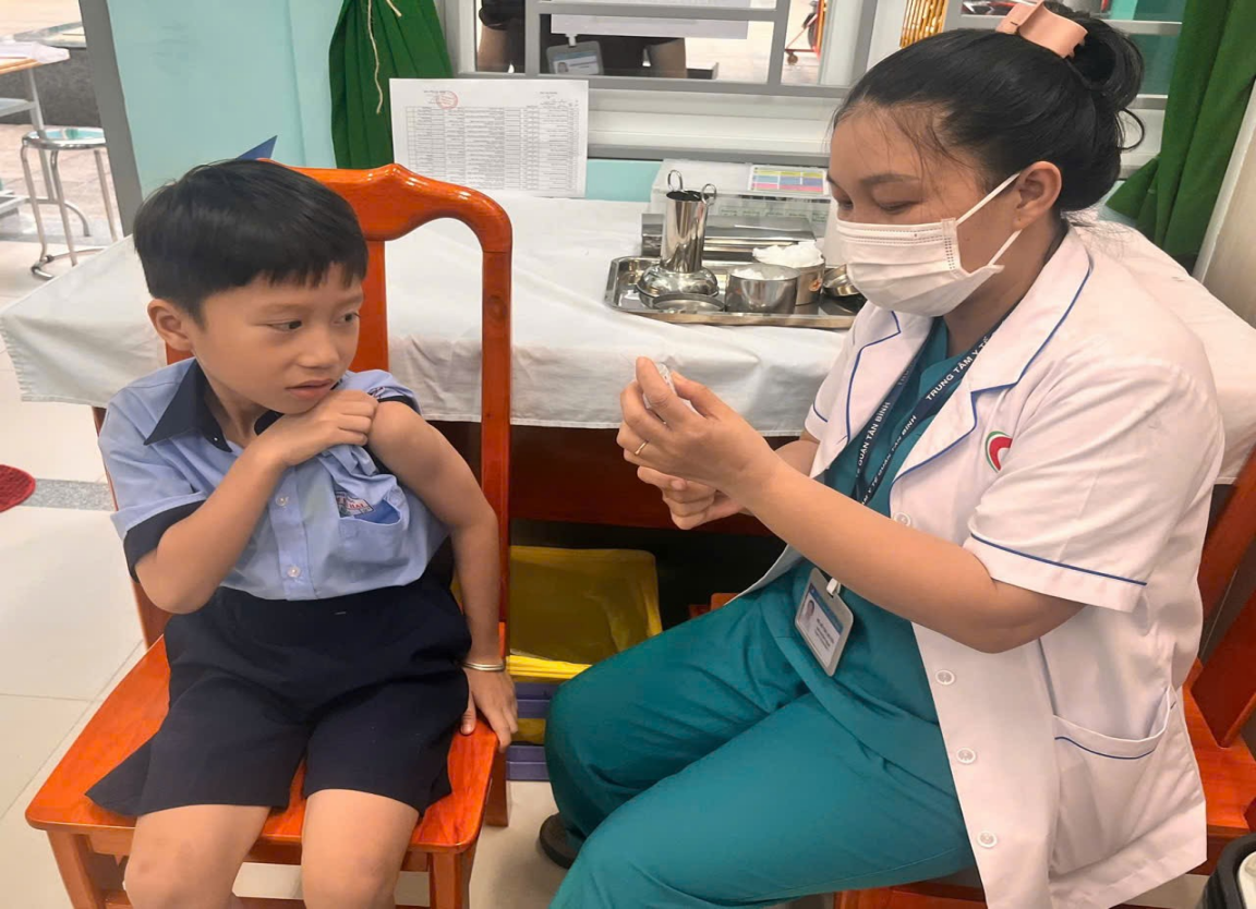 PHƯỜNG TÂN SƠN NHẤT TỔ CHỨC TIÊM VẮC XIN BẠCH HẦU – UỐN VÁN CHO HỌC SINH CÁC TRƯỜNG TIỂU HỌC  TRÊN ĐỊA BÀN PHƯỜNG