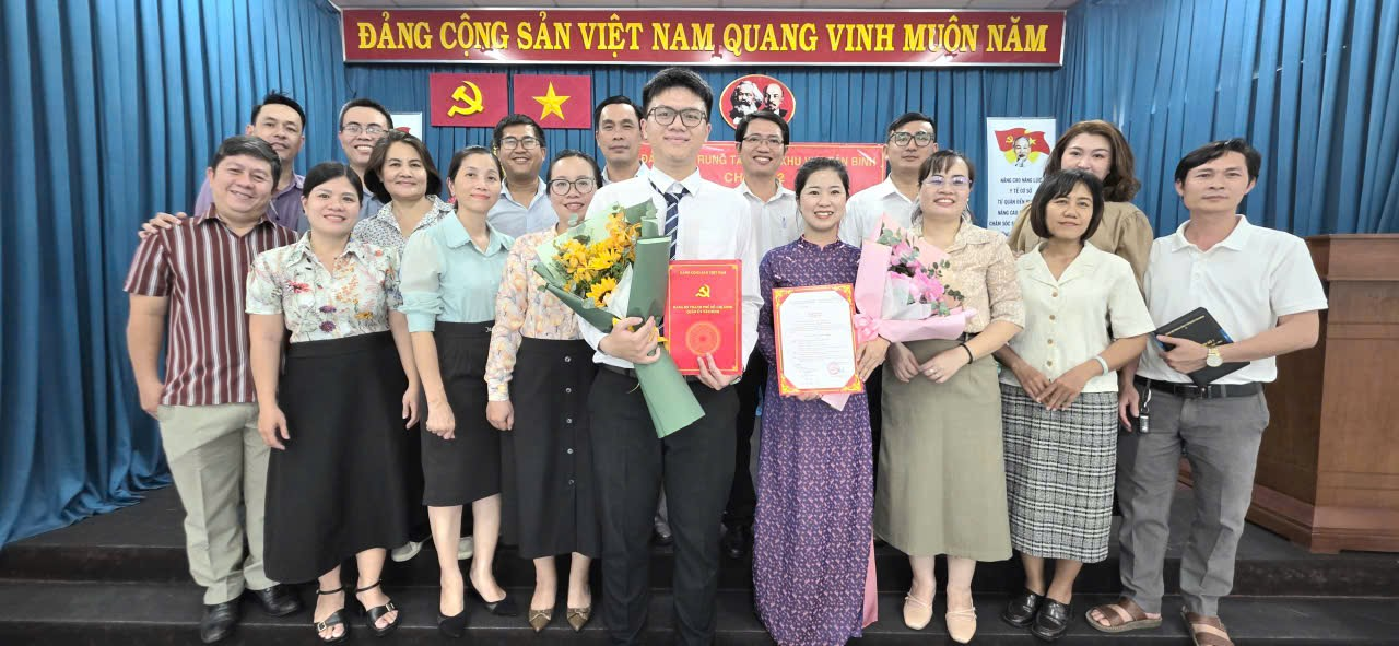 ĐẢNG BỘ TRUNG TÂM Y TẾ KHU VỰC TÂN BÌNH TỔ CHỨC KẾT NẠP ĐẢNG VIÊN