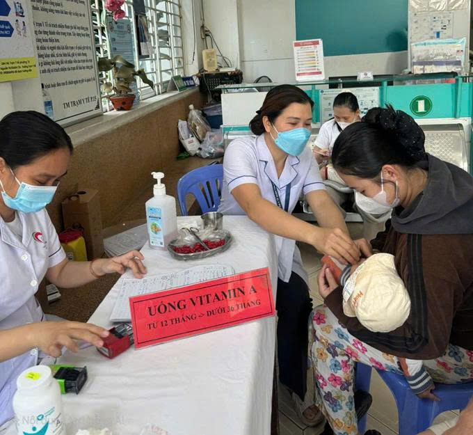 TRẠM Y TẾ PHƯỜNG TÂN SƠN TỔ CHỨC UỐNG VITAMIN A BỔ SUNG LIỀU CAO ĐỢT 2  NĂM 2025