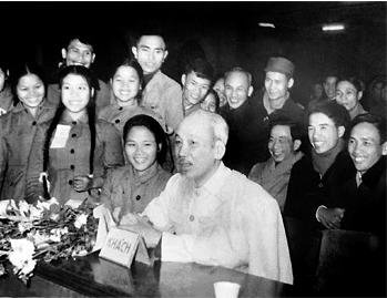 Bác Hồ với thanh niên xung phong