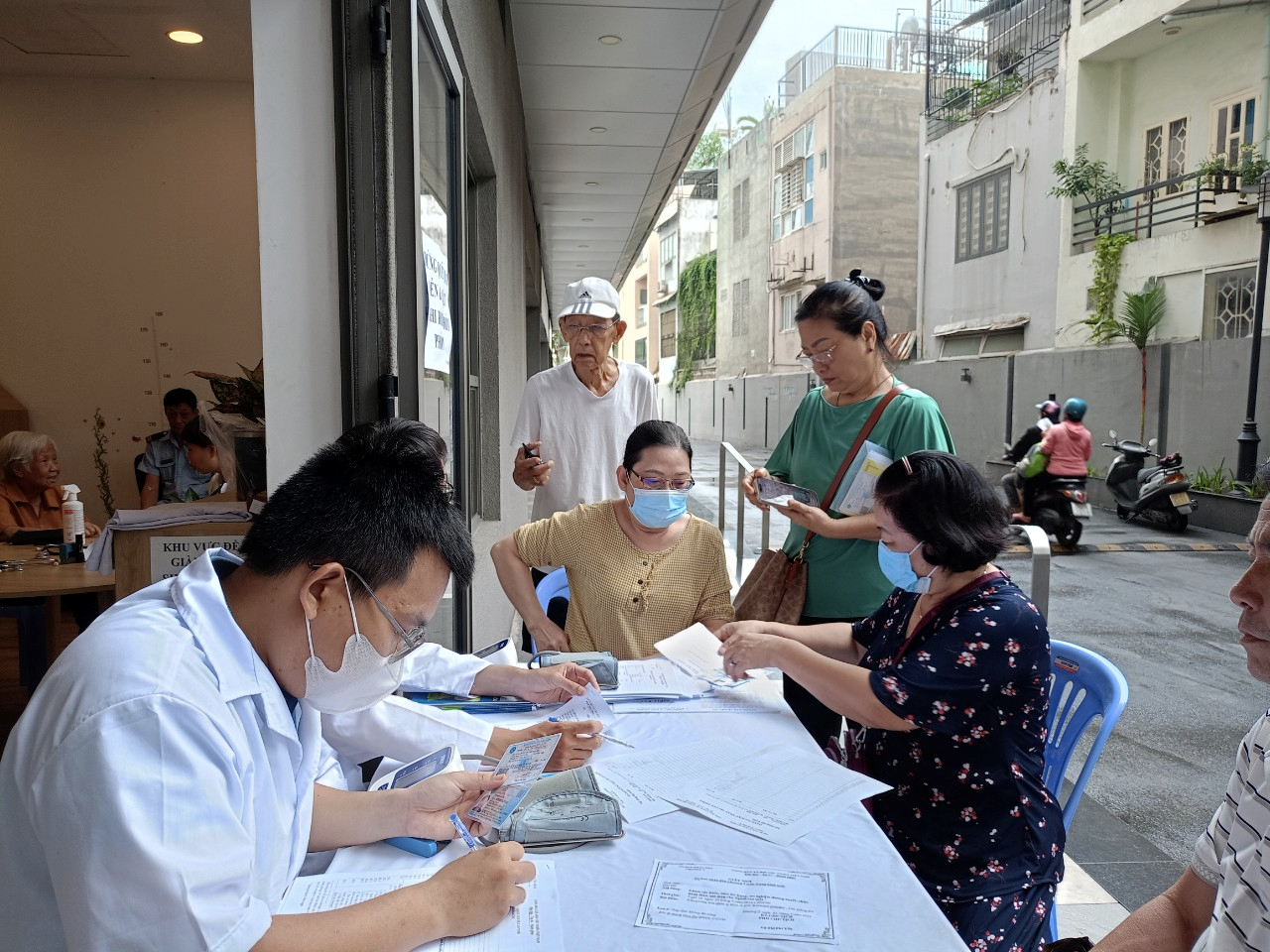 Phường 2 tổ chức khám sức khỏe lưu động cho người cao tuổi tại Chung cư Botanica Premier