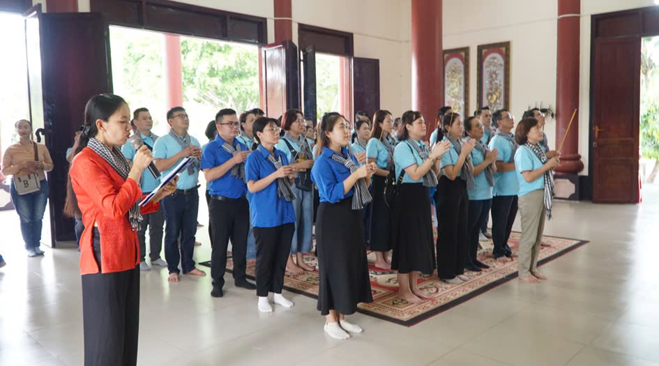 ĐẢNG BỘ TRUNG TÂM Y TẾ TỔ CHỨC HÀNH TRÌNH VỀ NGUỒN THĂM “KHU LƯU NIỆM NGUYỄN THỊ ĐỊNH”